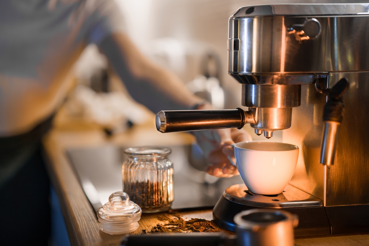 Cafeteira preparando cafe