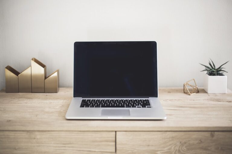 Notebook sobre mesa de trabalho